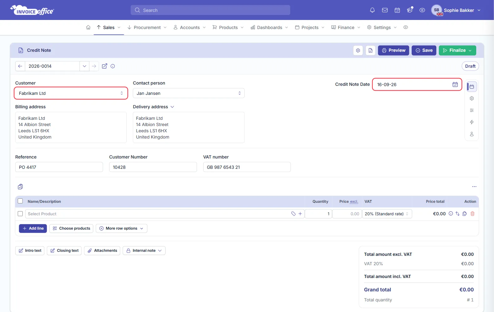 An Invoice Office credit note with the basics filled in: customer Fabrikam Ltd, contact person Jan Jansen, billing and delivery addresses in Leeds, customer number 10428 and VAT number, with the customer field and credit note date outlined in red