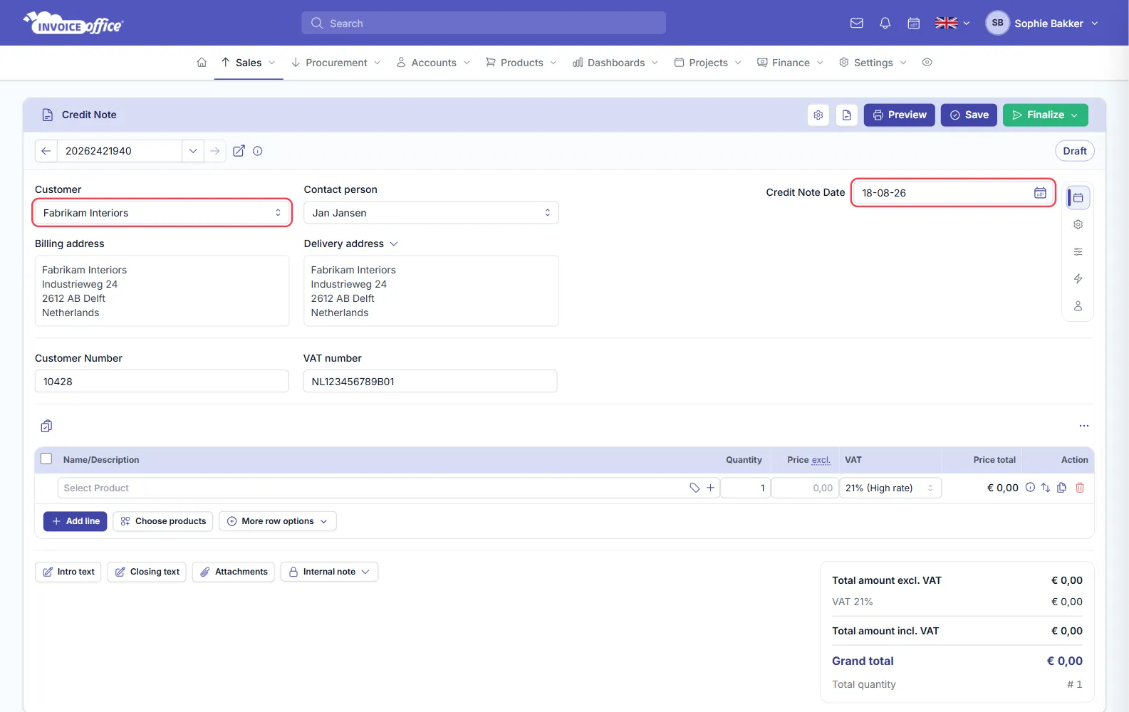An Invoice Office credit note with the basics filled in: customer Fabrikam Interiors, contact person Jan Jansen, billing and delivery addresses in Delft, customer number 10428 and VAT number, with the customer field and credit note date outlined in red