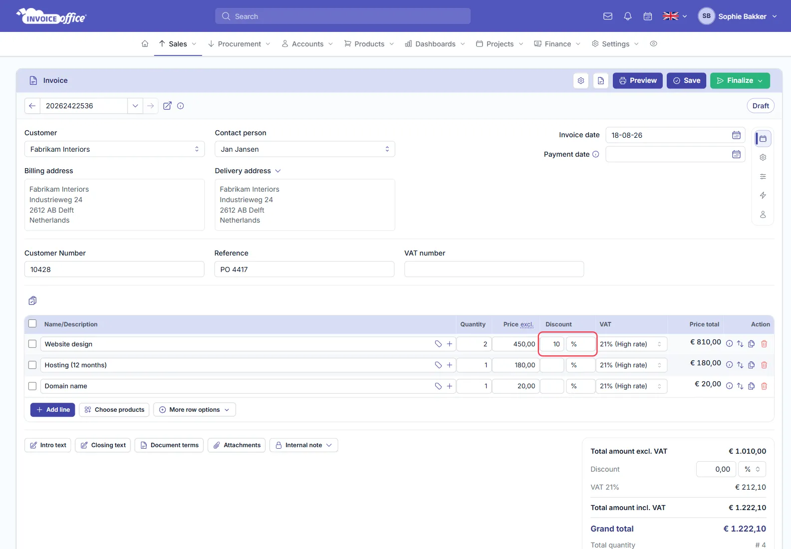 An Invoice Office invoice with the Discount column switched on and 10 % entered on the Website design line, dropping its price total to 810,00 and the invoice total to 1.222,10; the line discount field is outlined in red